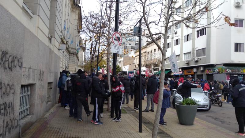 Trabajadores agrupados en ATE Ensenada reclaman en el Ministerio de Economía bonaerense por mejoras laborales y salariales