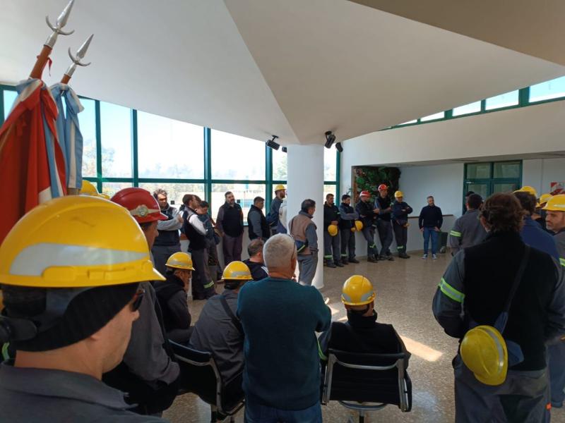 Escala el conflicto en Río Tercero: trabajadores tomaron el edificio administrativo de la petroquímica por falta de salarios