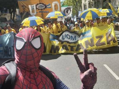 Reforma Laboral en el Senado: fuerte movilización sindical y hasta “Spiderman” apareció en defensa de los trabajadores junto a la UOM