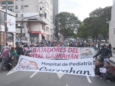 Bicicleteada por la vida: familias de pacientes respaldaron el reclamo salarial en el Hospital Garrahan