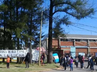 Conflicto en la fábrica colchonera BedTime: despidos y bloqueo en Tortuguitas