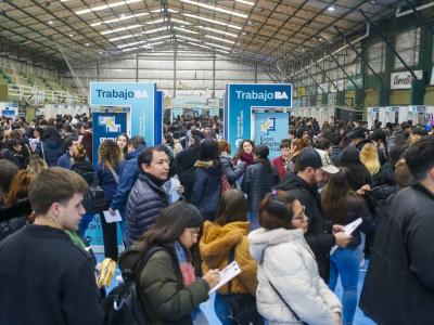 Diez mil personas se anotaron para 600 empleos en una Expo Empleo de la Ciudad y encendieron las alarmas sobre el mercado laboral