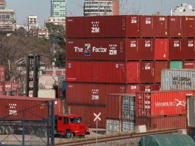 Se sostiene el superávit comercial por la crisis interna