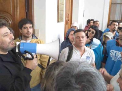 Tras una multitudinaria protesta, municipales de Azul obtuvieron el compromiso de cobrar el aguinaldo adeudado
