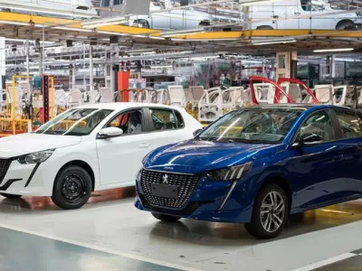 Stellantis vuelve a frenar la producción del Peugeot 208 en El Palomar y aplica suspensiones al personal