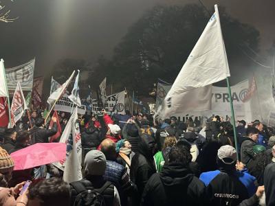 Químicos en pie de lucha: fuerte movilización en Río Tercero por despidos en la petroquímica