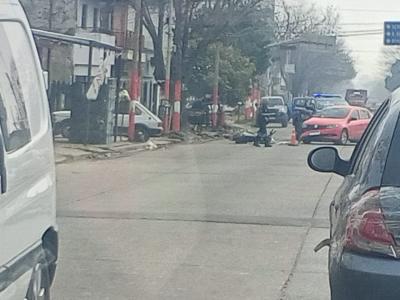 La Plata: Grave accidente entre auto y moto en la avenida 122