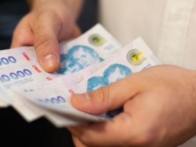 El Salario Mínimo en Argentina Cayó un 33% en Dólares y Agrava la Crisis Económica