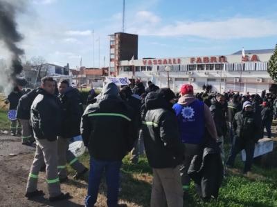 Crisis en Vassalli: atrasos salariales, protestas y futuro incierto para la histórica fábrica de cosechadoras