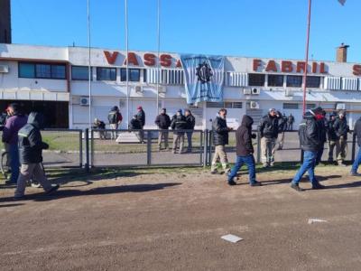 Trabajadores de Vassalli aceptaron volver a producir para finalizar una cosechadora y generar ingresos para la empresa