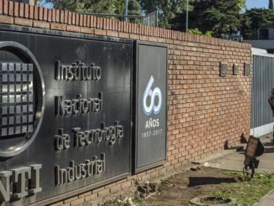 Alerta en el INTI: mandos medios advierten sobre “inviabilidad técnica” ante un plan de más de 700 despidos