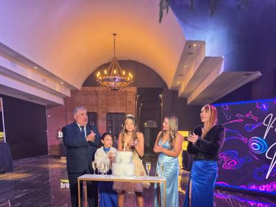 Mía Agostina Belastegui celebró sus 15 años con una emotiva fiesta que marcó el inicio de una nueva etapa