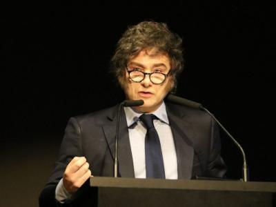 Contraste entre discurso y realidad: el empleo formal cae mientras Milei habla de récord laboral